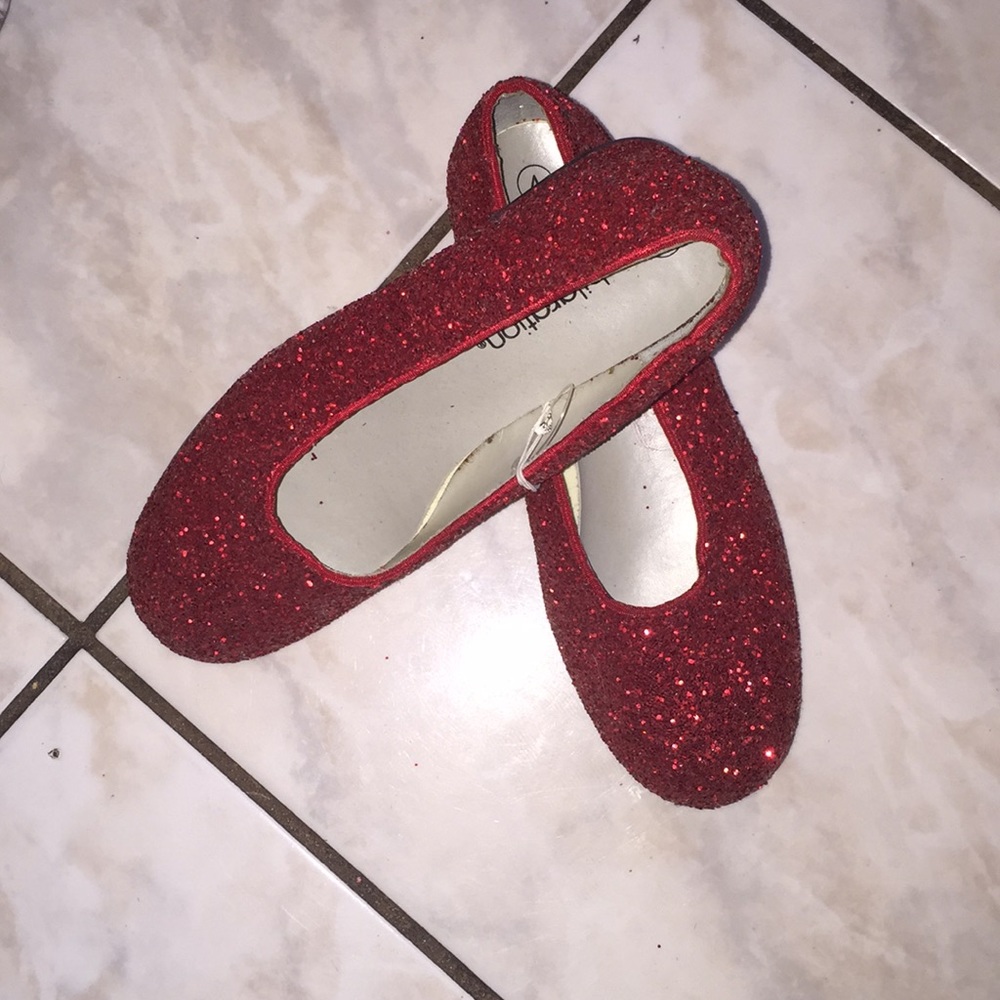 Sparkly red shoes with short heel